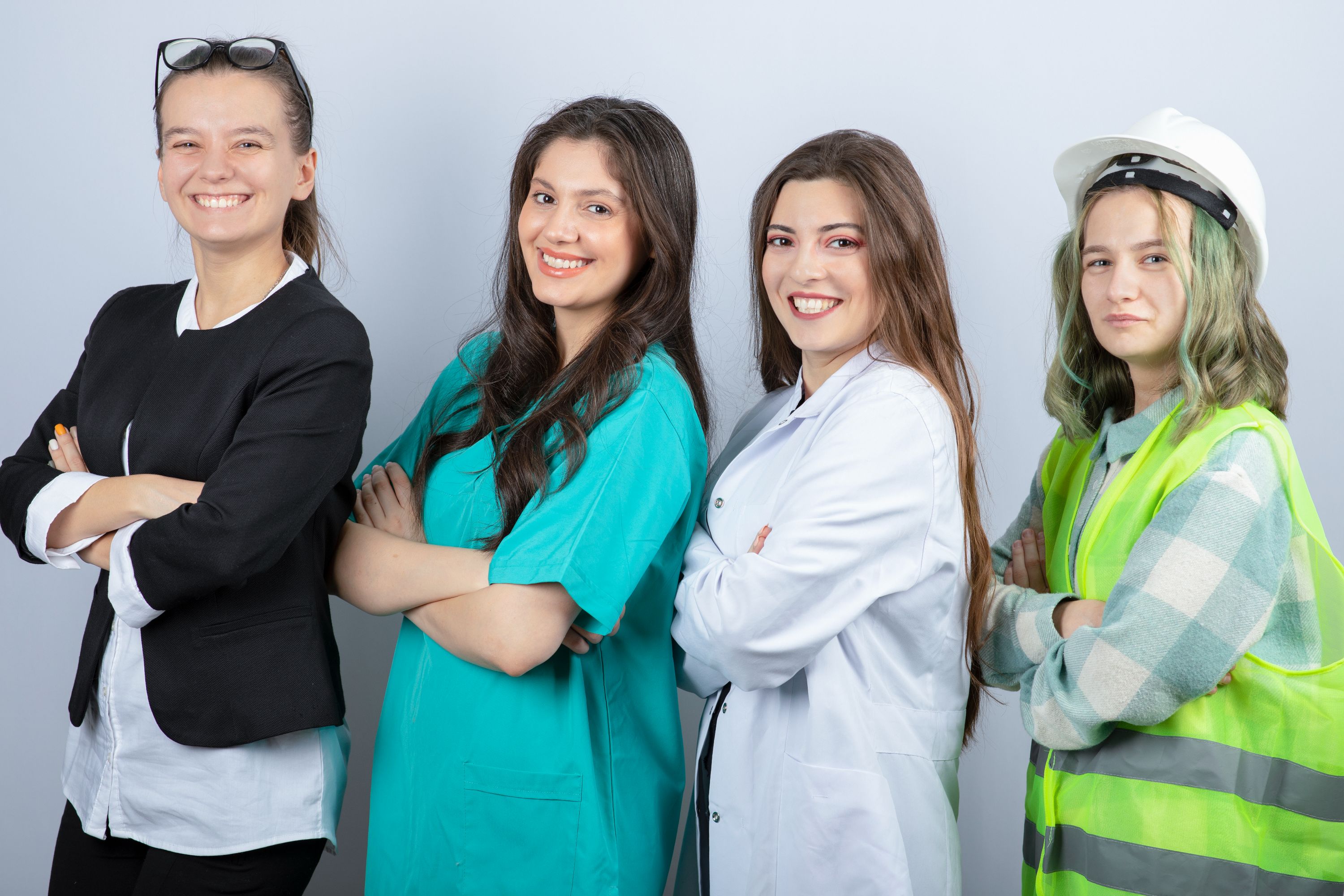 portret-scastlivyh-ludei-raznyh-professii-stoasih-rukami-skresennymi-na-belom-fone-foto-vysokogo-kacestva