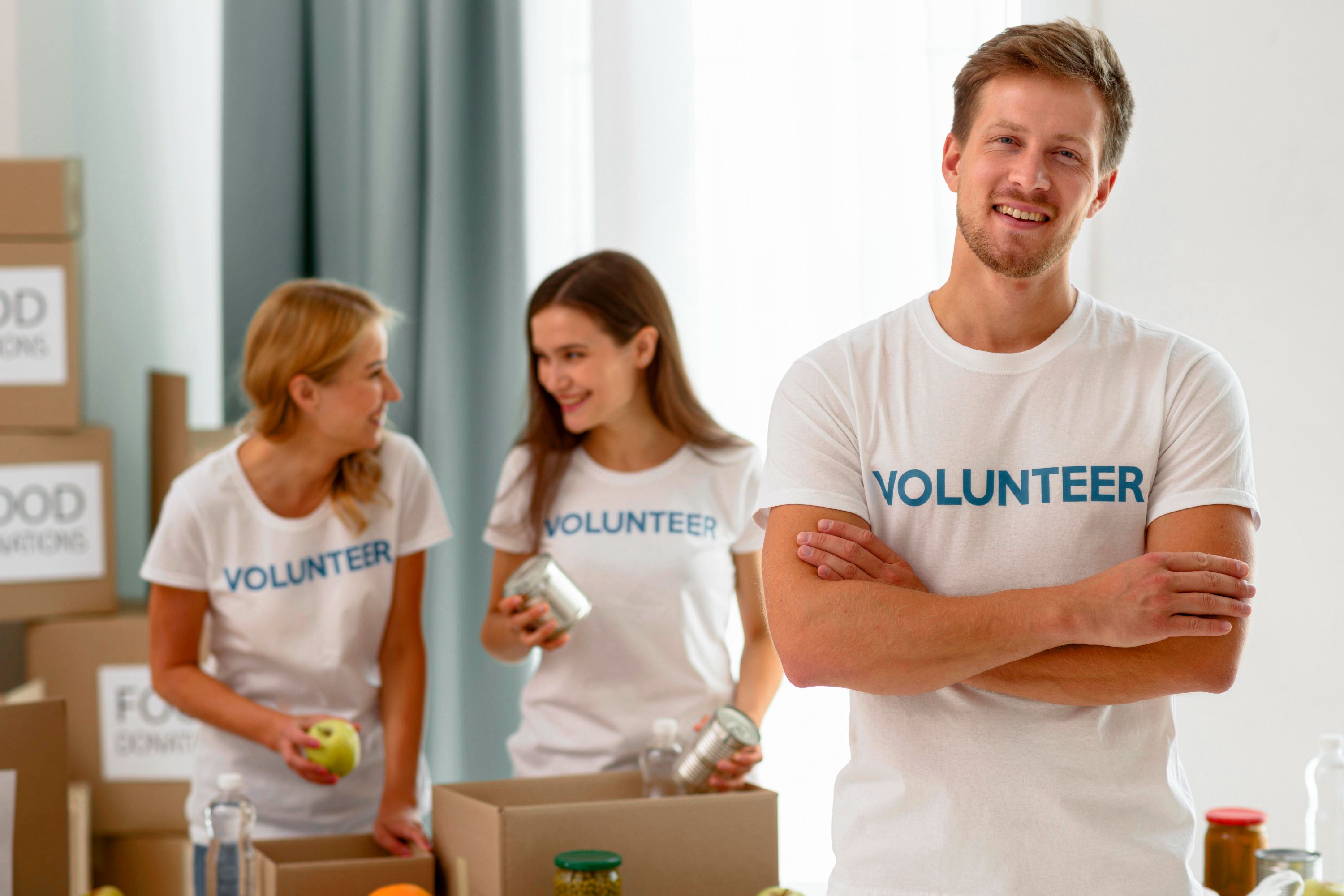 Ссылка волонтера. Мужчина волонтер. Волонтер мужчина и женщина фото. Парень и девушка волонтеры. Счастливые волонтеры.